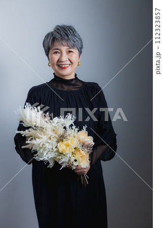 花束を持つシニア女性 112323857