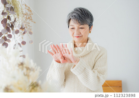 花を持つシニア女性 花を持つシニア女性 112323898