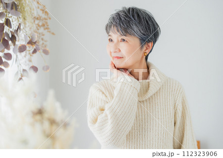 冬の美容 シニア女性 冬の美容 シニア女性 112323906