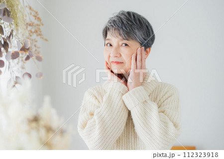 冬の美容　シニア女性 112323918