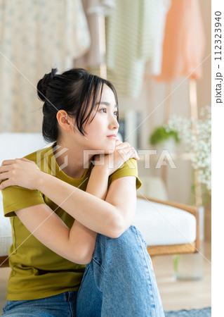 リビングでくつろぐ若い女性 112323940