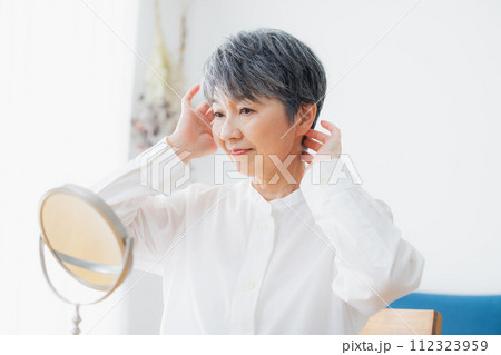 グレイヘアの女性 ヘアケア グレイヘアの女性 ヘアケア 112323959