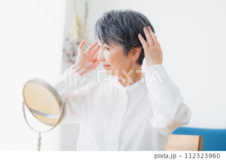 グレイヘアの女性　ヘアケア 112323960