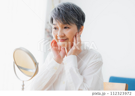 鏡を見るシニア女性 112323972