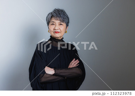 笑顔で腕を組むシニア女性 笑顔で腕を組むシニア女性 112323978