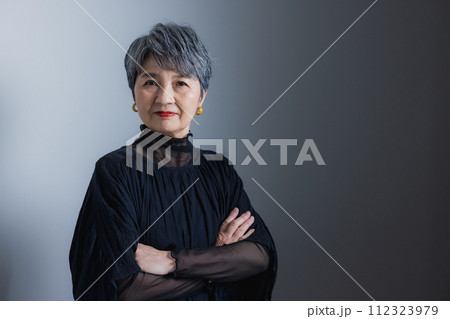 笑顔で腕を組むシニア女性 112323979