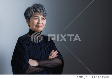 笑顔で腕を組むシニア女性 112323980