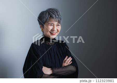 笑顔で腕を組むシニア女性 112323981
