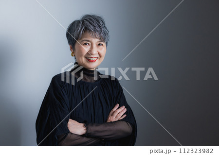 笑顔で腕を組むシニア女性 112323982