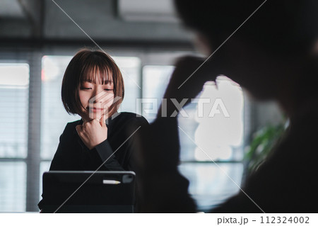 オフィスで2人ミーティングをする男女 112324002