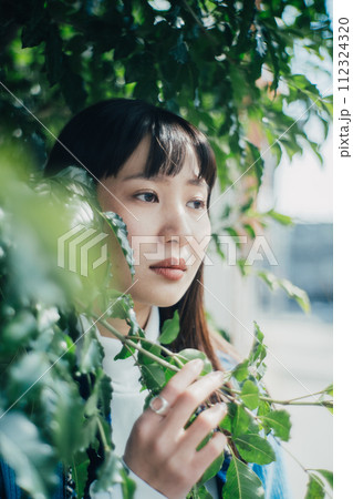 植物に触れる女性 112324320
