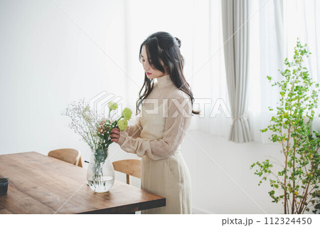 花を生ける若い女性のライフスタイルイメージ 112324450