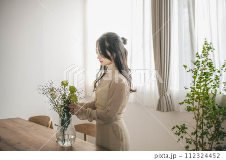 花を生ける若い女性のライフスタイルイメージ 花を生ける若い女性のライフスタイルイメージ 112324452