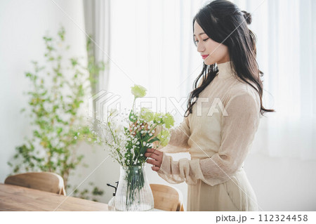 花を生ける若い女性のライフスタイルイメージ 112324458