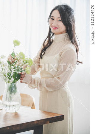 花を生ける若い女性のライフスタイルイメージ 112324470