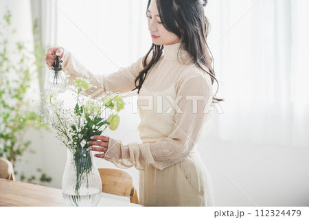 花を生ける若い女性のライフスタイルイメージ 112324479