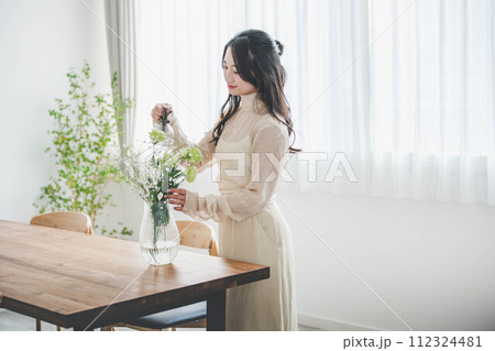 花を生ける若い女性のライフスタイルイメージ 112324481