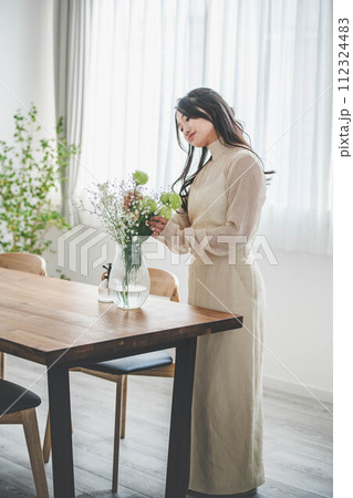 花を生ける若い女性のライフスタイルイメージ 112324483