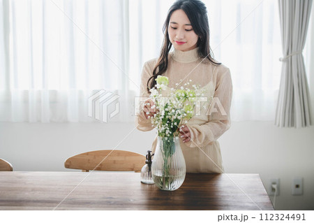 花を生ける若い女性のライフスタイルイメージ 112324491
