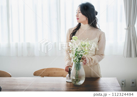 花を生ける若い女性のライフスタイルイメージ 112324494