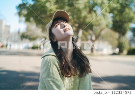 公園と女性 112324572