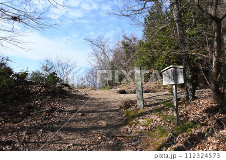 小谷城　御馬屋跡と馬洗池 112324573