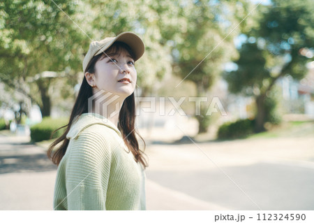 公園と女性 公園と女性 112324590