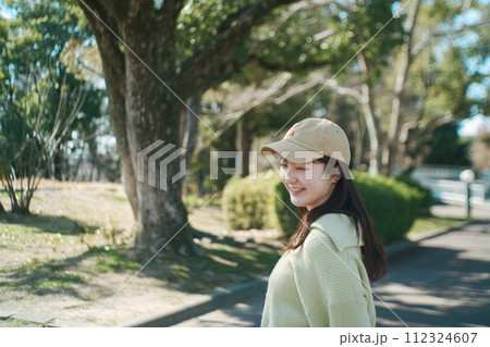 公園と女性 112324607