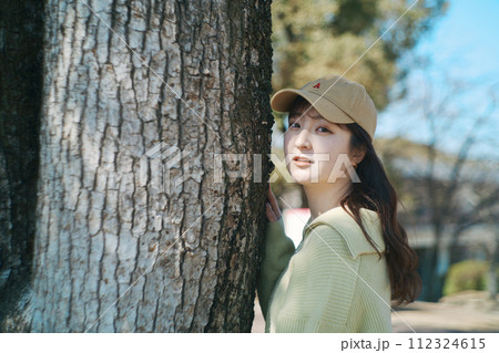 公園と女性 公園と女性 112324615
