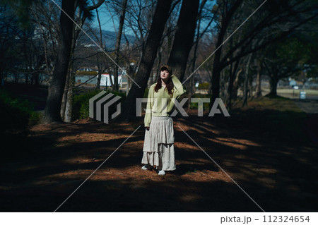 公園と女性 112324654