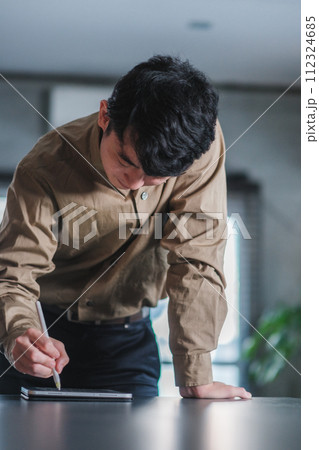 タブレットを使う若いデザイナー タブレットを使う若いデザイナー 112324685