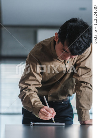 タブレットを使う若いデザイナー 112324687