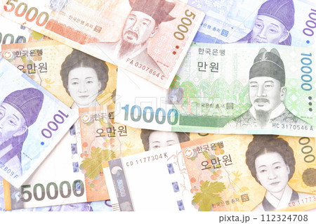韓国の通貨、ウォンKRWの紙幣 韓国の通貨、ウォンKRWの紙幣 112324708