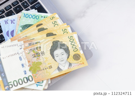 韓国の通貨、ウォンKRWの紙幣 112324711
