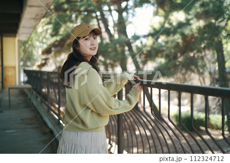 公園と女性 公園と女性 112324712