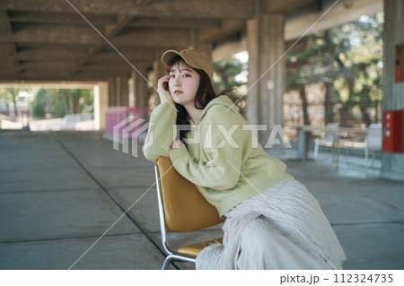 公園と女性 112324735