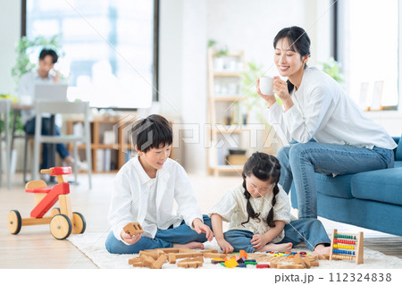 リビングでおもちゃを使って遊ぶ親子 112324838