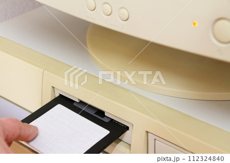 ウインドウズ98パソコンとフロッピーディスク ウインドウズ98パソコンとフロッピーディスク 112324840