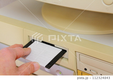 ウインドウズ98パソコンとフロッピーディスク 112324843