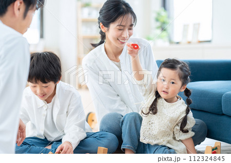 リビングでおもちゃを使って遊ぶ親子 リビングでおもちゃを使って遊ぶ親子 112324845