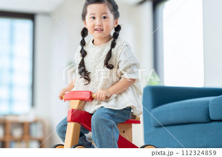 リビングでおもちゃを使って遊ぶ子供 112324859