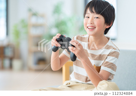 リビングでゲームをする男の子 リビングでゲームをする男の子 112324884