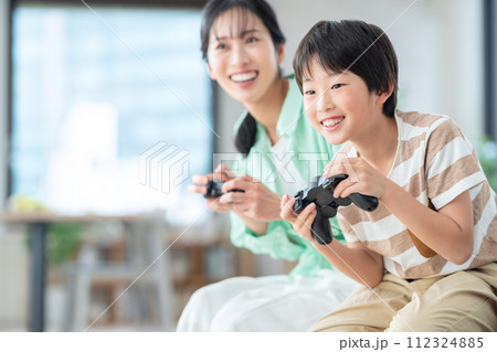 リビングでゲームを楽しむ親子 リビングでゲームを楽しむ親子 112324885