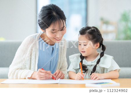 リビングでママとお絵描きをする女の子 112324902