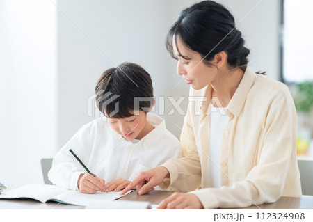 リビングで勉強する小学生と母親 112324908