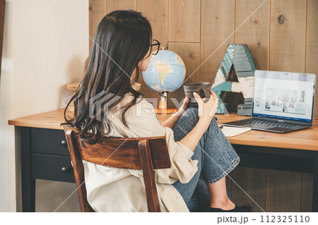 メガネをかけてテレワークする若い女性 メガネをかけてテレワークする若い女性 112325110