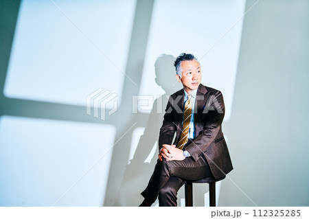 ビジネスマン　男性 112325285