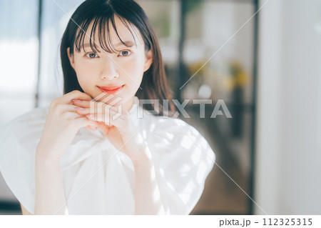 若い女性のビューティーイメージ 112325315