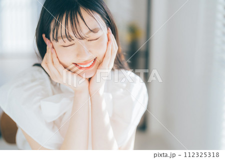 若い女性のビューティーイメージ 112325318