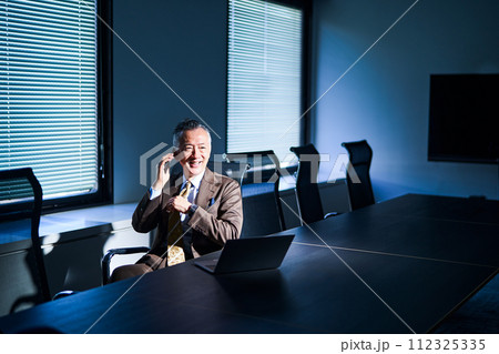 ビジネスマン　男性 112325335